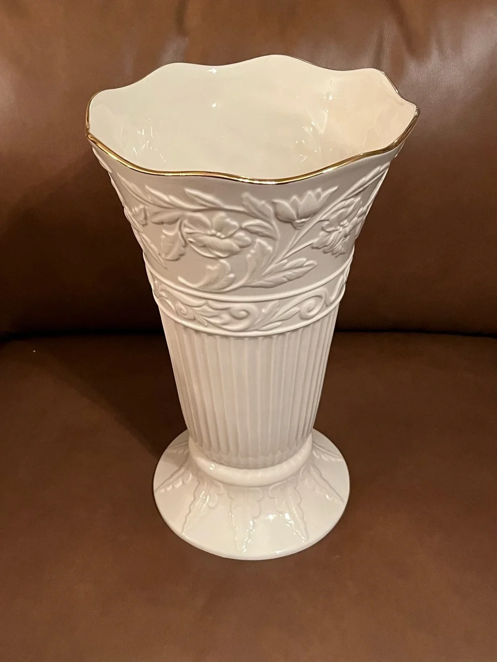 Lenox The Princeton Ivory Porcelain Tall Vase w/ 14k Gold Scalloped Rim